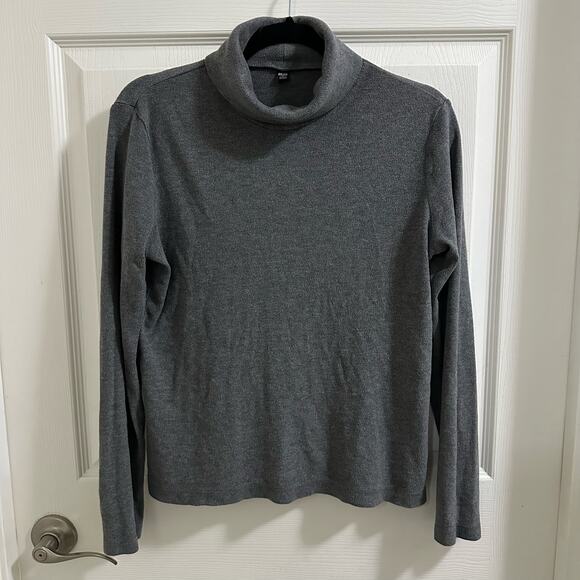 Uniqlo Sweaters - UniQlo HEATTECH Ultra Warm High-Neck T-Shirt women’s size medium dark gray